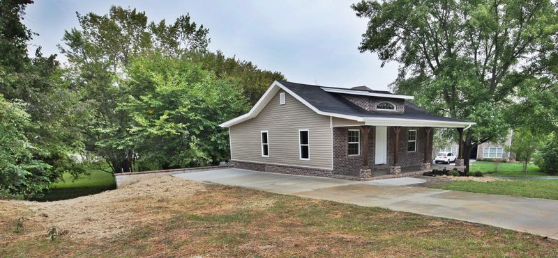 619 E Inskip Dr, Knoxville, TN 37912