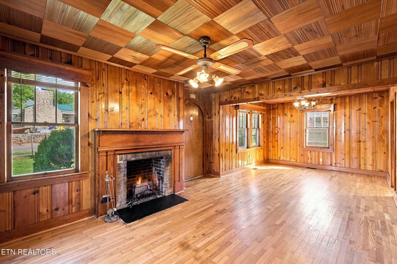 619 Ferry St, Loudon, TN 37774