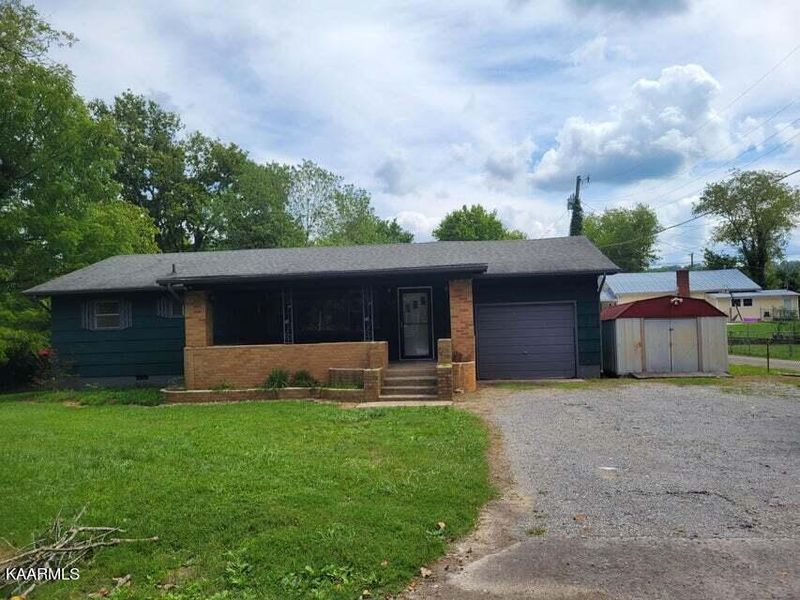 619 Hendrickson St, Clinton, TN 37716