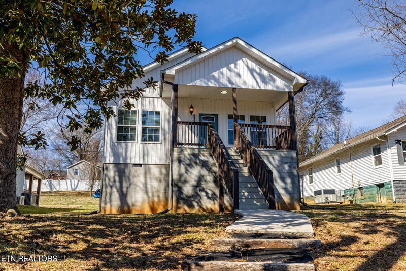 619 NE Midlake Dr, Knoxville, TN 37918