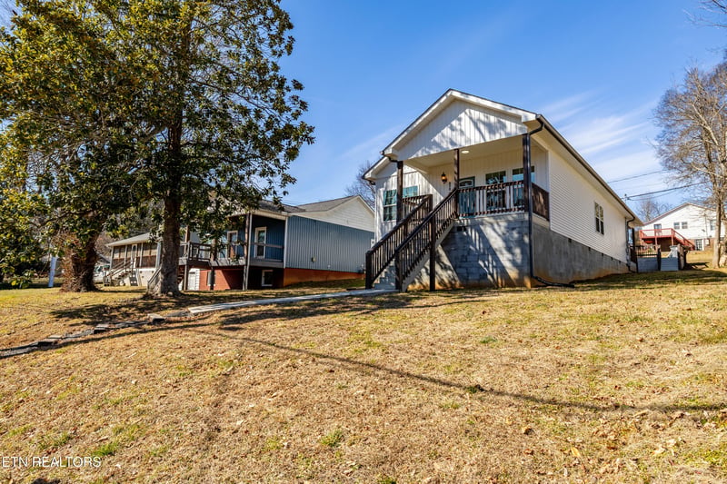 619 NE Midlake Dr, Knoxville, TN 37918