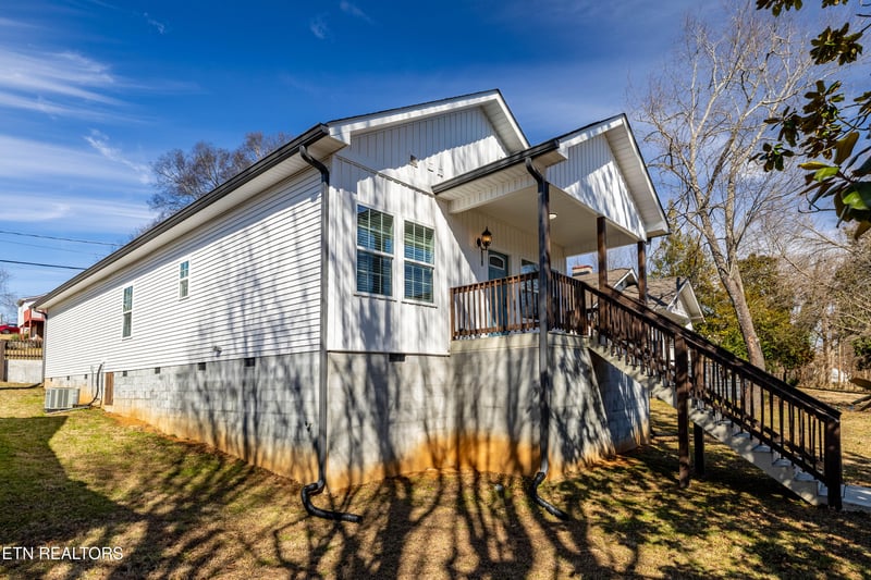619 NE Midlake Dr, Knoxville, TN 37918