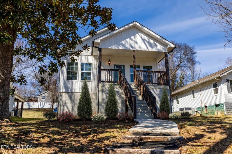 619 NE Midlake Dr, Knoxville, TN 37918