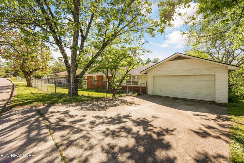 619 Robertsville Rd, Oak Ridge, TN 37830