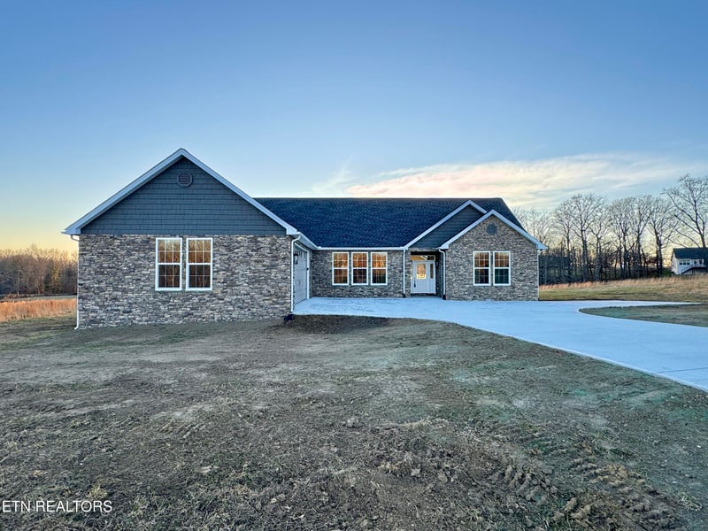 62 Whitson Ln, Crossville, TN 38572