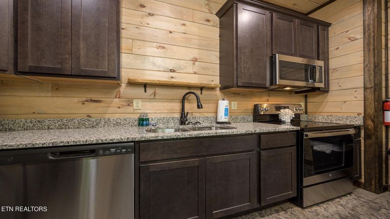 620 Deer Path Ln, Gatlinburg, TN 37738