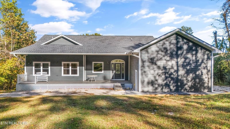 620 E Norris Point Rd, Lafollette, TN 37766