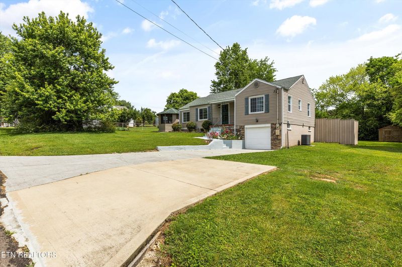 6202 Thomas Rd, Knoxville, TN 37920