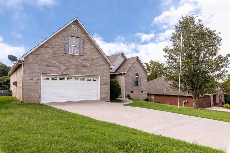 6206 Rivers Run Dr, Knoxville, TN 37914