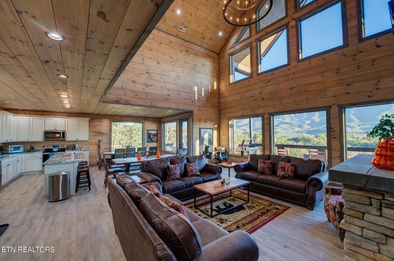 621 Big Bear Ridge Rd, Gatlinburg, TN 37738