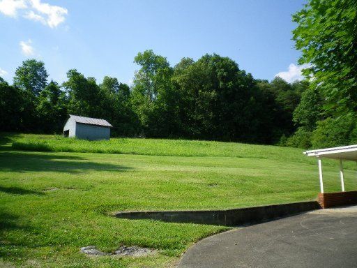 621 Hillcrest St, Clinton, TN 37716
