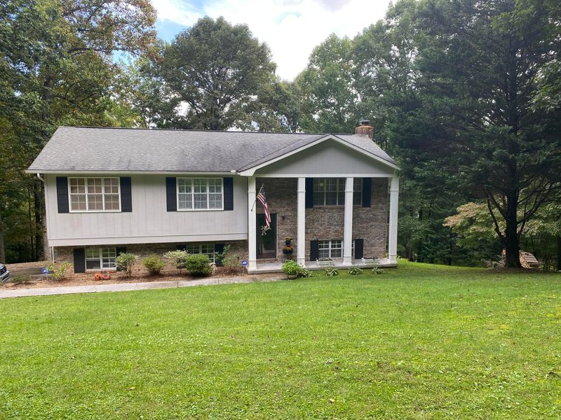 621 Hilltop Dr, Jacksboro, TN 37757