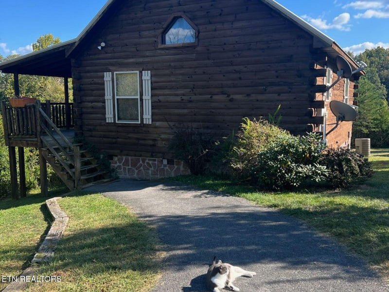 621 Magic Kingdom Ln, Sevierville, TN 37876