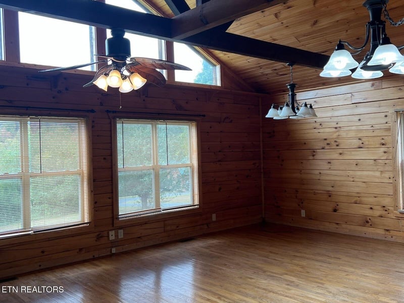 621 Magic Kingdom Ln, Sevierville, TN 37876