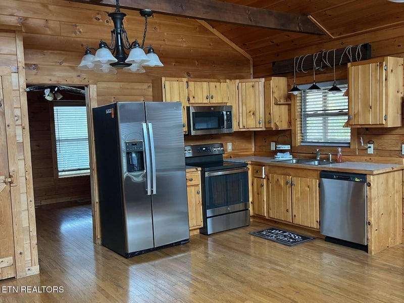 621 Magic Kingdom Ln, Sevierville, TN 37876