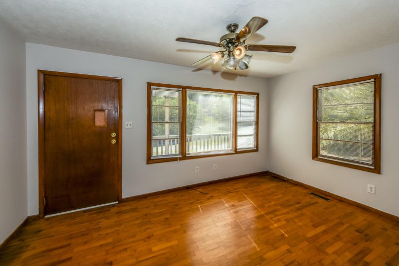 621 Neeley Ln, Rockford, TN 37853