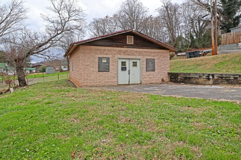 621 NW Tennessee Ave, Harriman, TN 37748