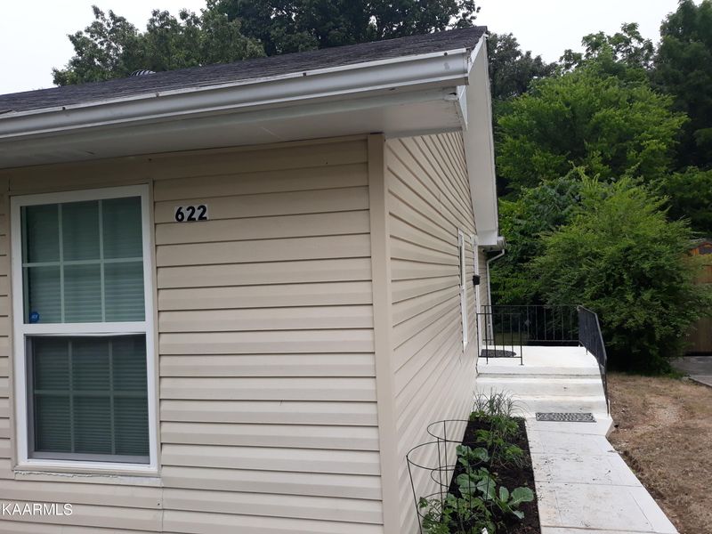 622 W Outer Dr, Oak Ridge, TN 37830