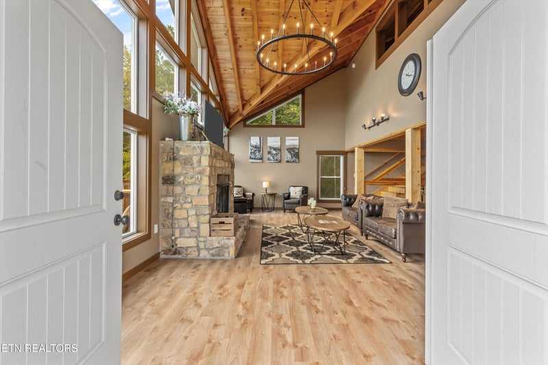 622 Wiley Oakley Dr, Gatlinburg, TN 37738