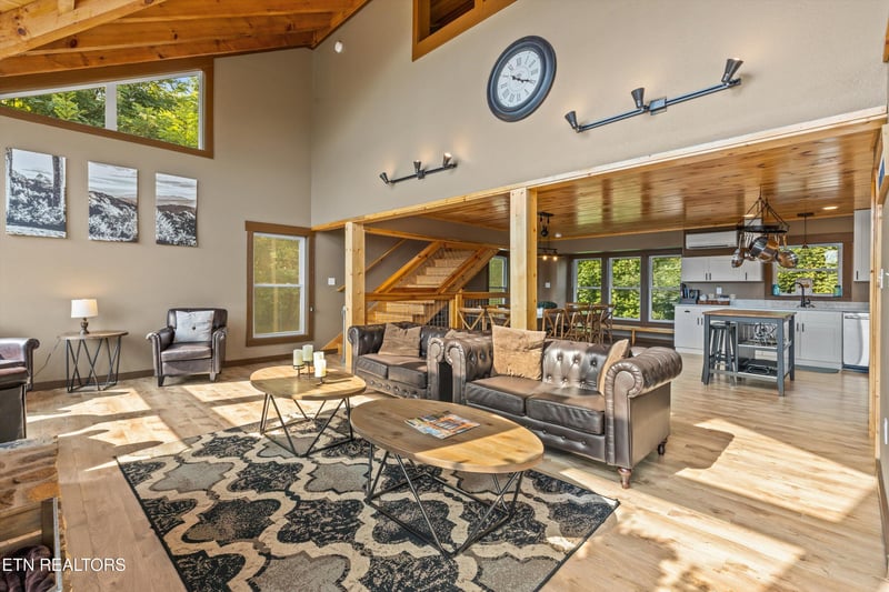 622 Wiley Oakley Dr, Gatlinburg, TN 37738