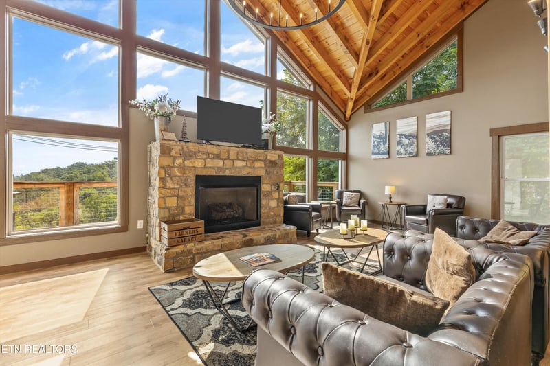 622 Wiley Oakley Dr, Gatlinburg, TN 37738