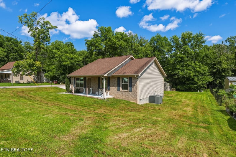 623 Hendrickson St, Clinton, TN 37716