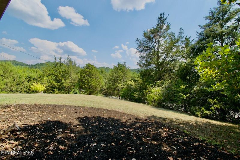 623 Hilltop Cir, Sevierville, TN 37876