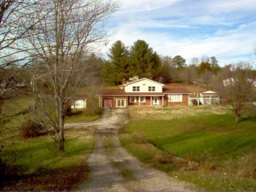 624 Back Valley Rd, Coalfield, TN 37719
