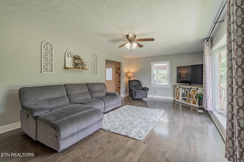624 Back Valley Rd, Oliver Springs, TN 37840