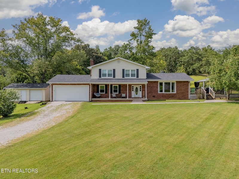 624 Back Valley Rd, Oliver Springs, TN 37840
