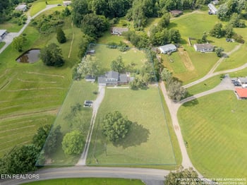 624 Back Valley Rd, Oliver Springs, TN 37840