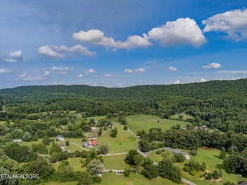 624 Back Valley Rd, Oliver Springs, TN 37840