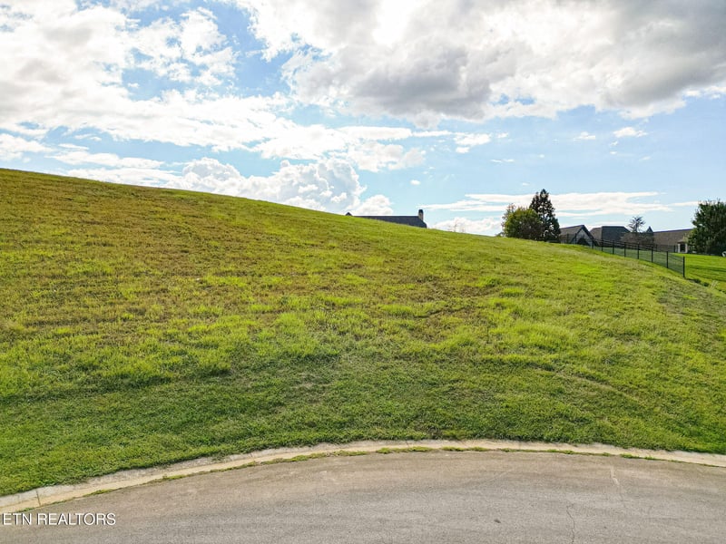 625 Cypress Pointe Dr, Lenoir City, TN 37772