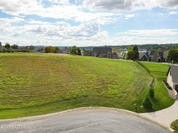 625 Cypress Pointe Dr, Lenoir City, TN 37772