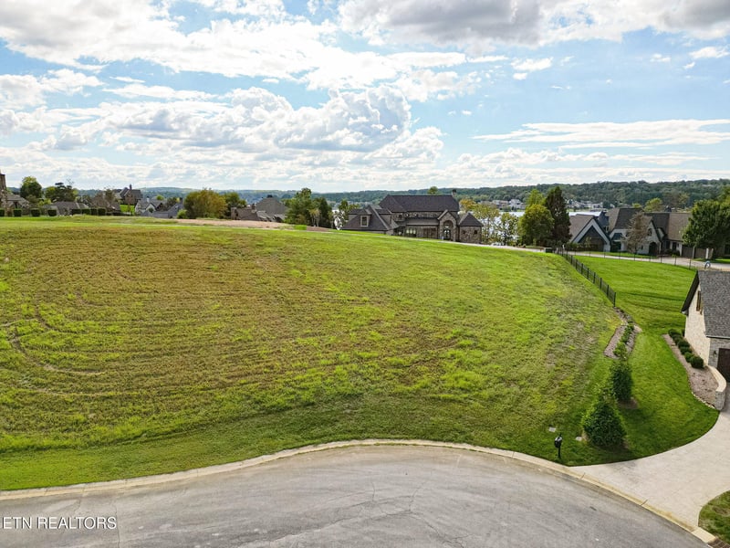 625 Cypress Pointe Dr, Lenoir City, TN 37772