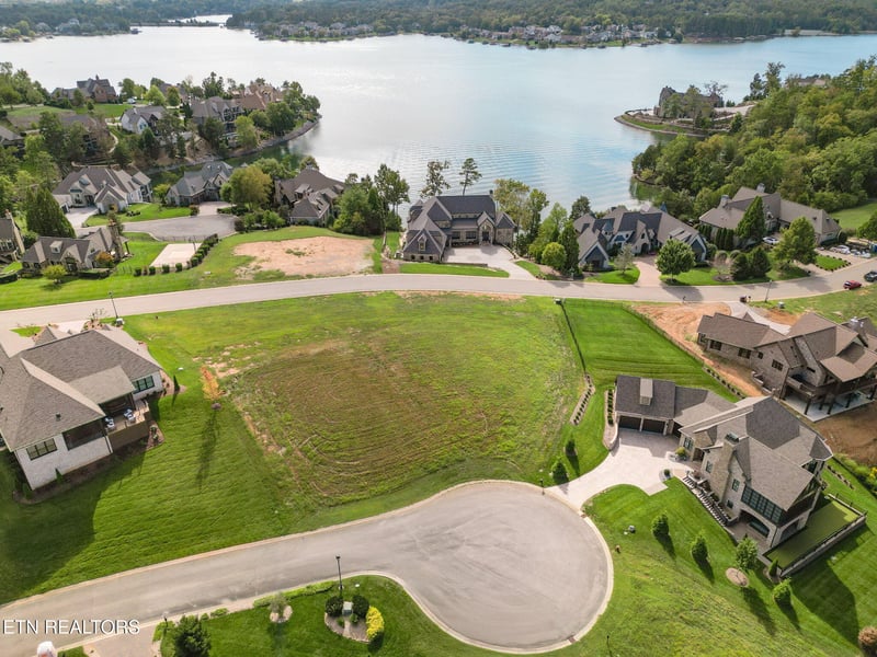625 Cypress Pointe Dr, Lenoir City, TN 37772