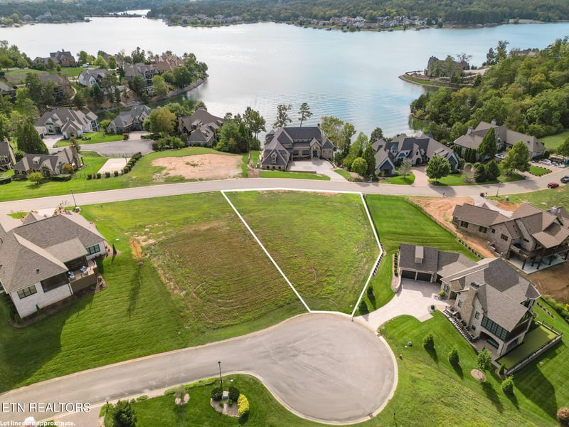 625 Cypress Pointe Dr, Lenoir City, TN 37772