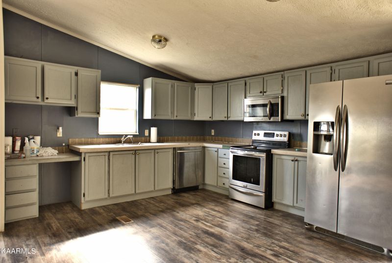 625 N Cunningham Rd, Seymour, TN 37865