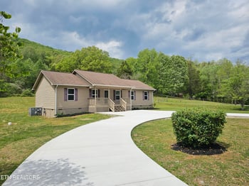 625 Old Hen Valley Rd, Oliver Springs, TN 37840