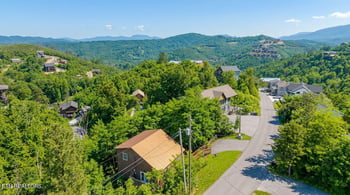 625 Pinecrest Dr, Gatlinburg, TN 37738