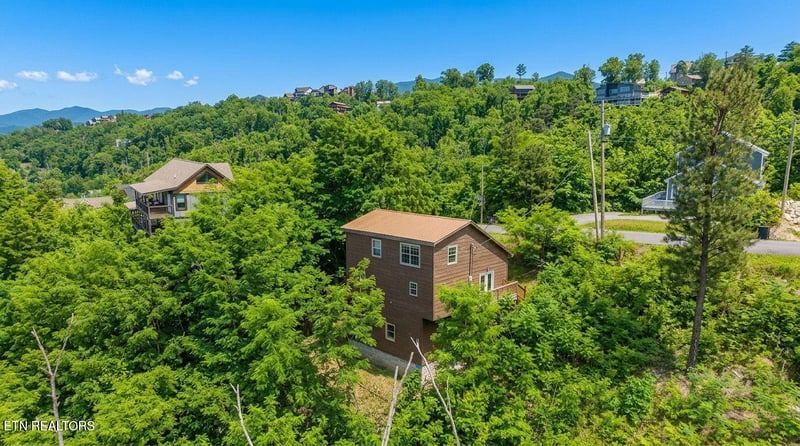 625 Pinecrest Dr, Gatlinburg, TN 37738