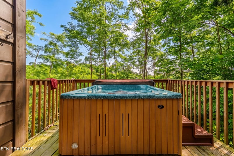 625 Pinecrest Dr, Gatlinburg, TN 37738