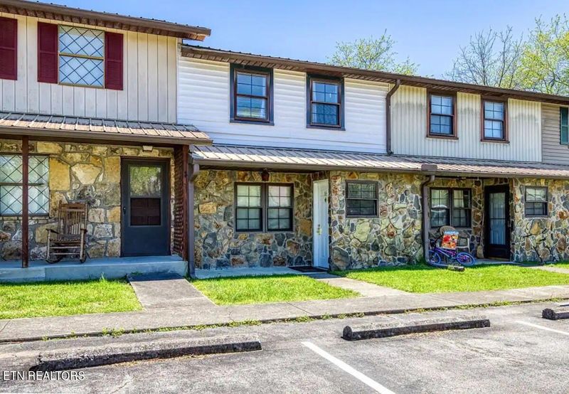 625 S Asbury Rd #APT 16, Pigeon Forge, TN 37863