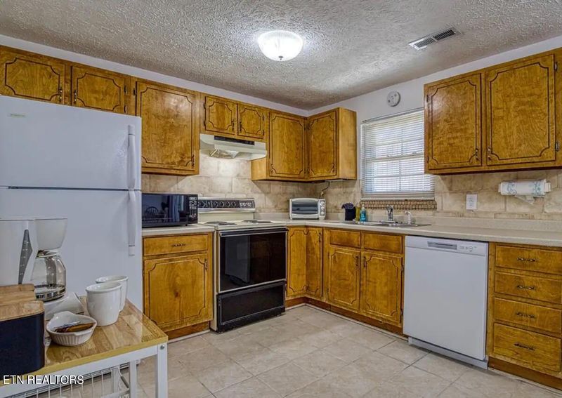 625 S Asbury Rd #APT 16, Pigeon Forge, TN 37863