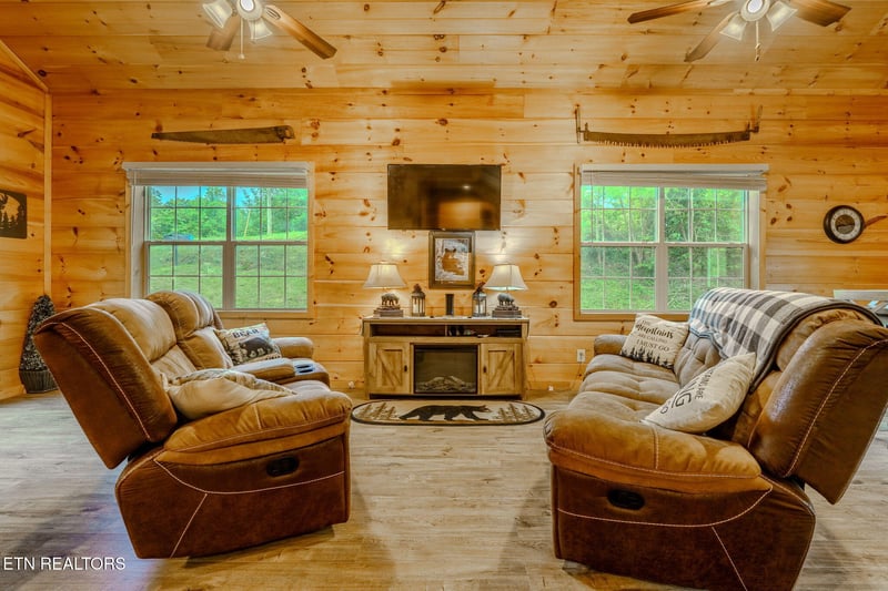 625628 Pinecrest Dr, Gatlinburg, TN 37738