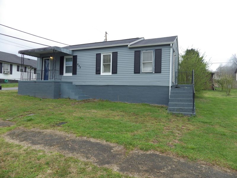 628 Ferry St, Loudon, TN 37774