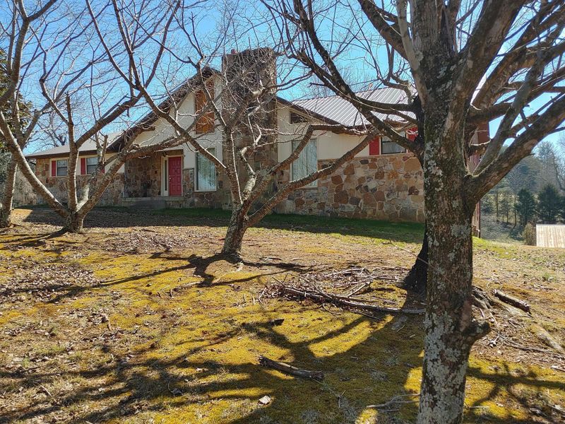 628 Hilltop Dr, Harriman, TN 37748
