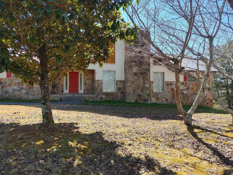 628 Hilltop Dr, Harriman, TN 37748