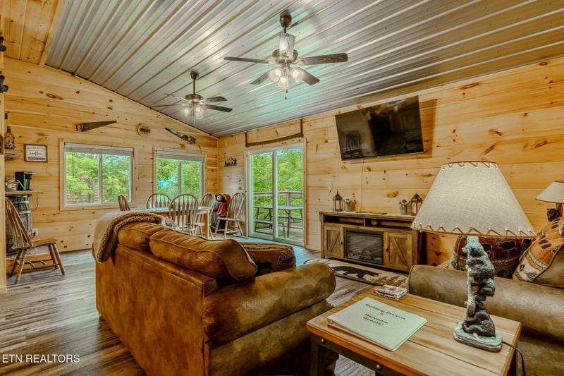 628 Pinecrest Dr, Gatlinburg, TN 37738