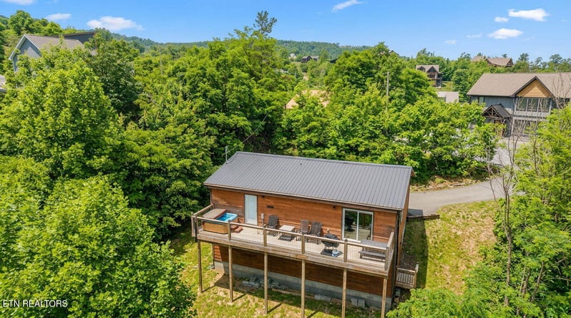 628 Pinecrest Dr, Gatlinburg, TN 37738